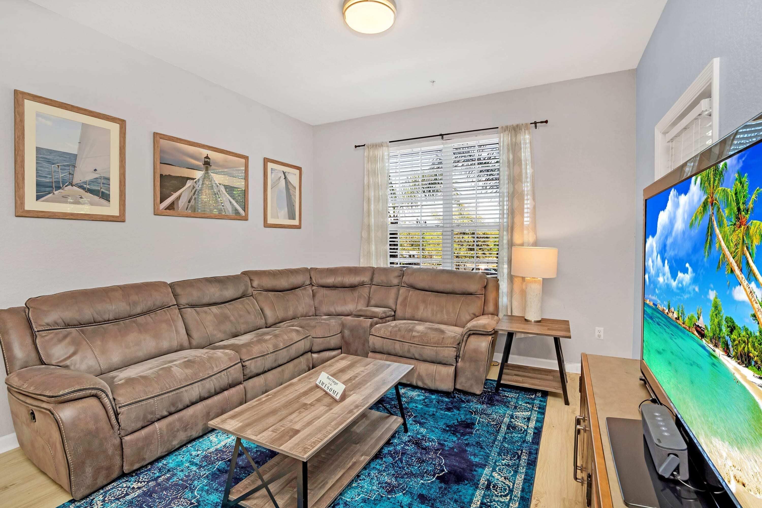 Appartement (3 Bedrooms) | Woonkamer | Een televisie