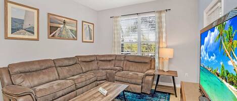 Appartement (3 Bedrooms) | Woonkamer | Een televisie