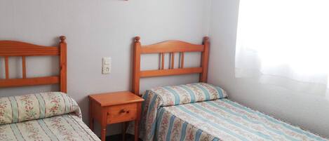 2 chambres, fer et planche à repasser, Wi-Fi gratuit, draps fournis