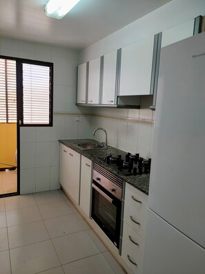 Een koelkast, een microgolfoven, een oven