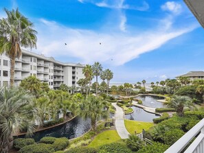 Property grounds - Updated 2nd Floor Villa, Steps to the Beach and Coligny Plaza (Hilton Head Island)
