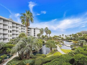 Property grounds - Updated 2nd Floor Villa, Steps to the Beach and Coligny Plaza (Hilton Head Island)