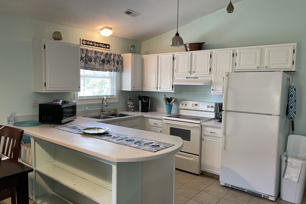 Kylskåp, mikrovågsugn, ugn och spishäll