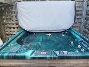 Outdoor spa tub - Pet friendly 3 Bed/ 2 Bath Soundside retreat in OBX with Hot Tub & Enclosed yard (Kill Devil Hills)