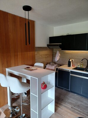 ثلاجة، ميكروويف، موقد طهي مسطح، ماك ينة لصنع القهوة/الشاي