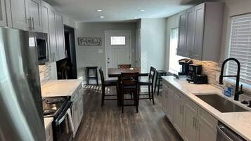 Kjøleskap, mikrobølgeovn, ovn og kokeplater