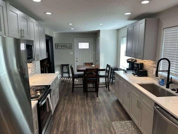 Kjøleskap, mikrobølgeovn, ovn og kokeplater