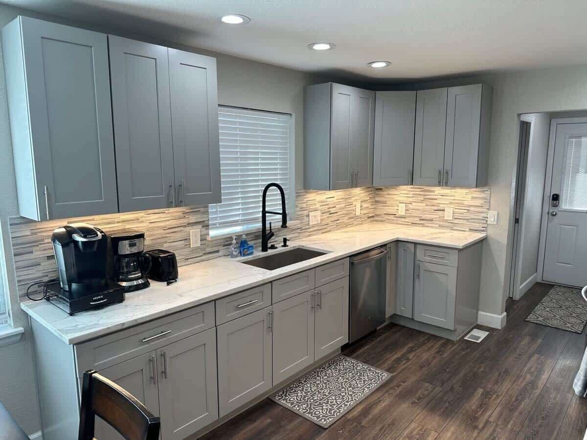 Refrigerador, microondas, horno y parrilla de estufa 