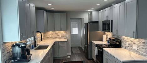 Refrigerador, microondas, horno y parrilla de estufa