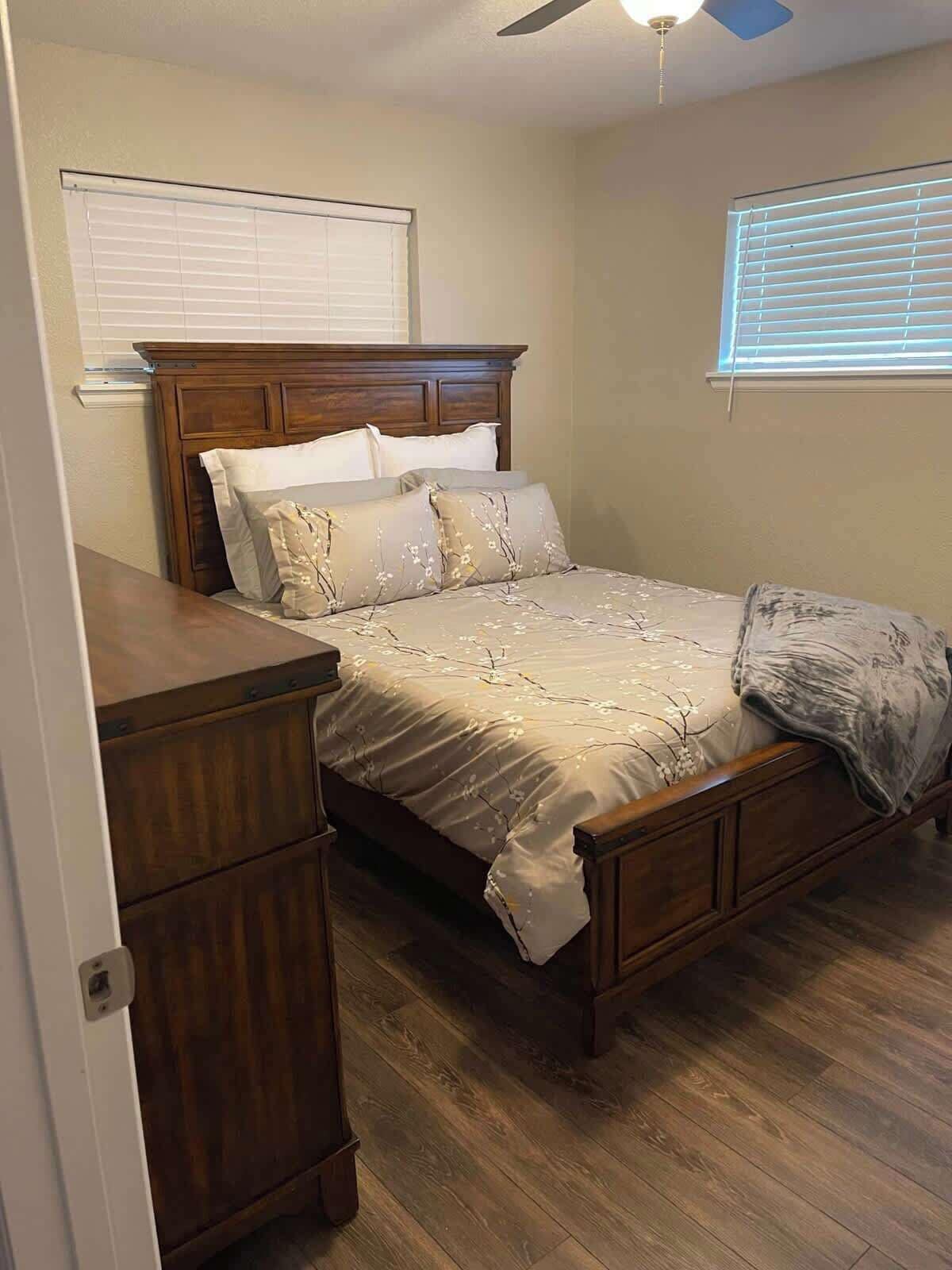 3 habitaciones, tabla de planchar con plancha, cuna de viaje y wifi 