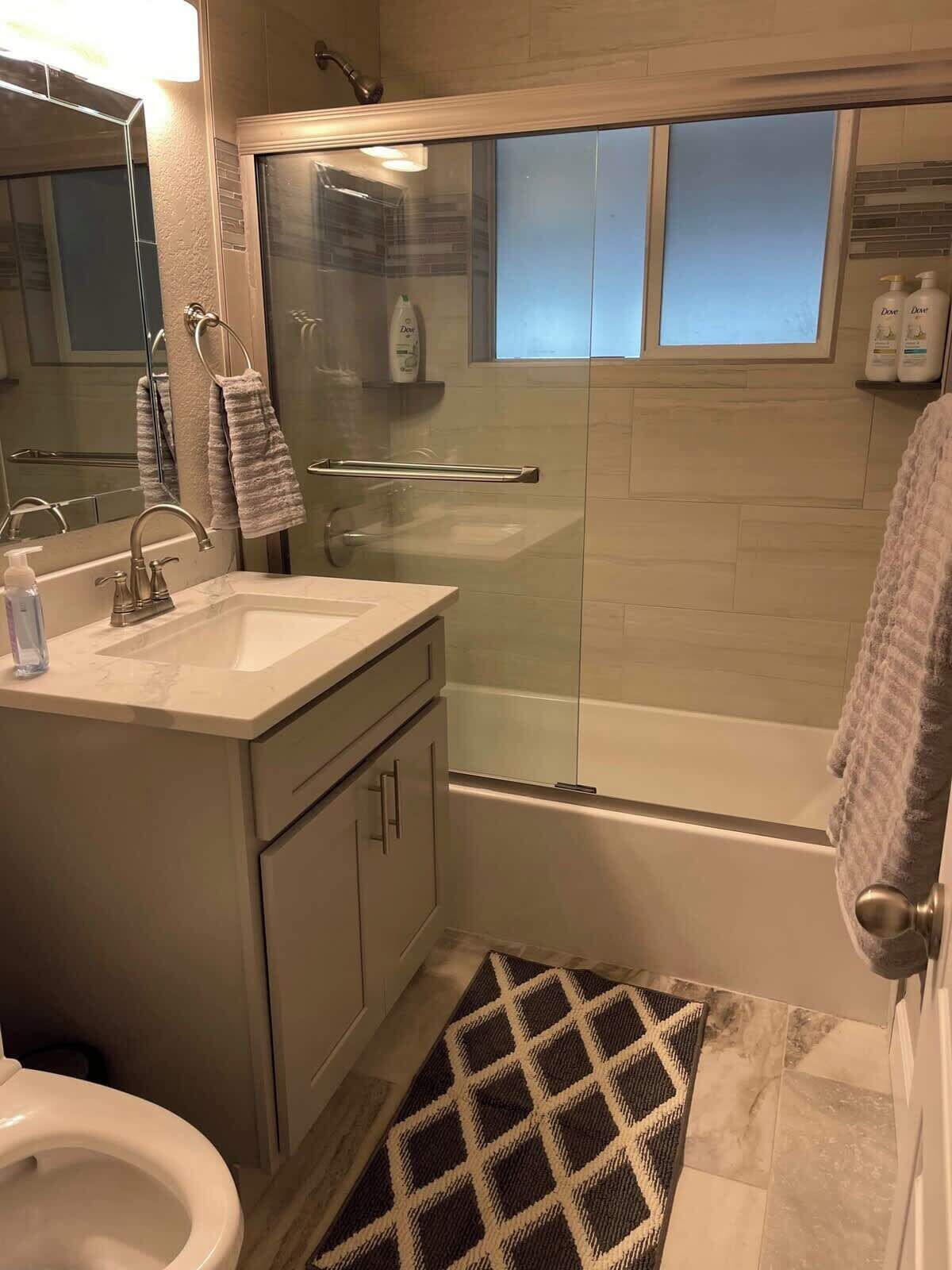 Badekar, hårtørrer, håndklæder, Shampoo