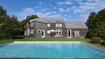 Een buitenzwembad, een verwarmd zwembad