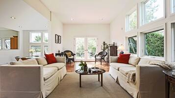 Een smart-tv, een open haard en een kantoor