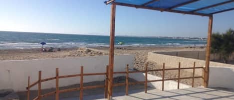 بالقرب من الشاطئ