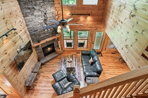 Älytelevisio, takka, videopelejä, kirjoja