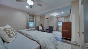 Iron/ironing board, travel cot, WiFi, bed sheets - The Suite in a carriage house in Kennett Square (Kennett Square)
