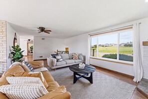 Smart TV, fireplace, books - Perch - La Fiesta 47: Sunset ocean view home, close to town (Coupeville)