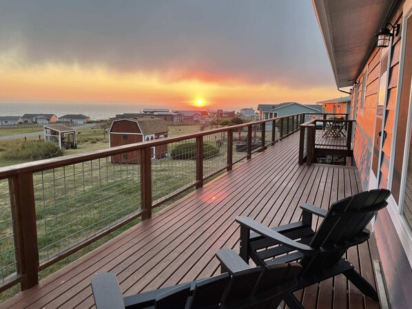 Terrace/patio - Perch - La Fiesta 47: Sunset ocean view home, close to town (Coupeville)