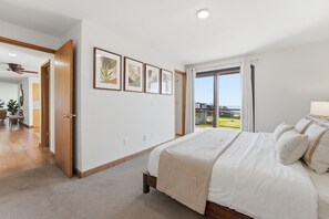 3 bedrooms, iron/ironing board, free WiFi, bed sheets - Perch - La Fiesta 47: Sunset ocean view home, close to town (Coupeville)