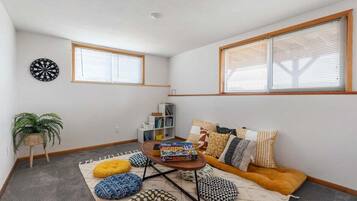 TV connectée, cheminée, livres