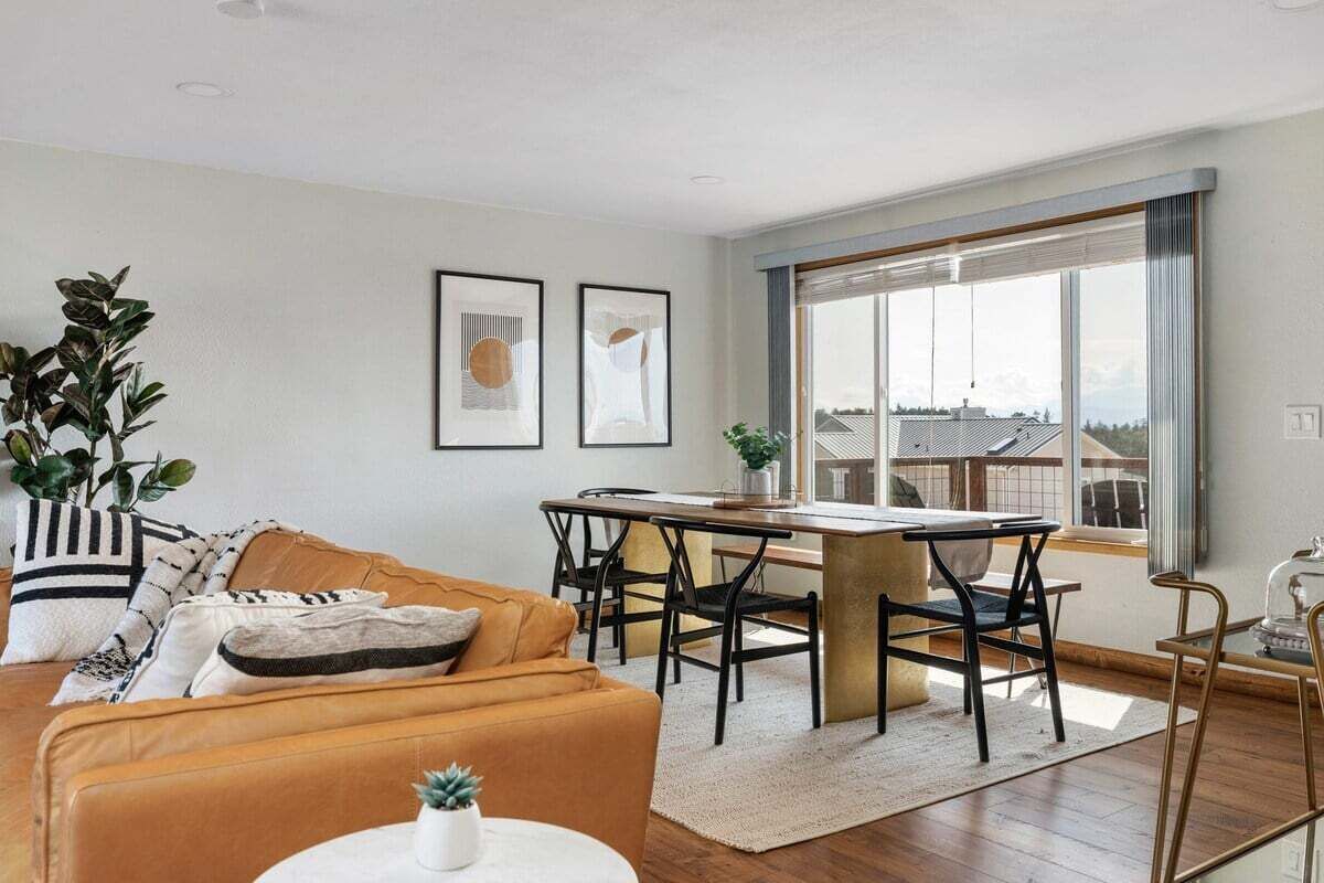 智能電視、壁爐、書籍