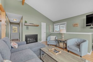 Smart TV, fireplace - Falcon Ridge Chalet-Woodland Park: WiFi & Views, Deck and Views of Pikes Peak (Woodland Park)