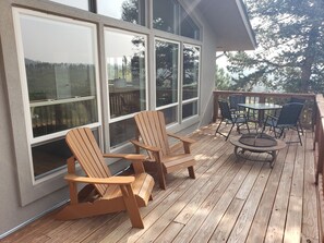 Outdoor dining - Falcon Ridge Chalet-Woodland Park: WiFi & Views, Deck and Views of Pikes Peak (Woodland Park)