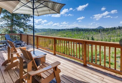 Falcon Ridge Chalet-Woodland Park: WiFi & Views, Deck and Views of Pikes Peak