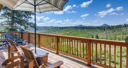 Falcon Ridge Chalet-Woodland Park: WiFi & Views, Deck and Views of Pikes Peak