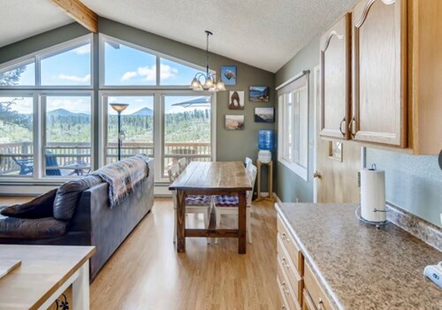 Falcon Ridge Chalet-Woodland Park: WiFi & Views, Deck and Views of Pikes Peak