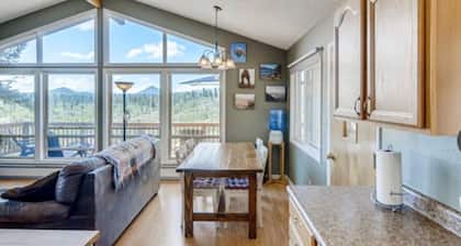 Falcon Ridge Chalet-Woodland Park: WiFi & Views, Deck and Views of Pikes Peak