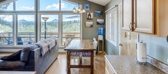 Falcon Ridge Chalet-Woodland Park: WiFi & Views, Deck and Views of Pikes Peak