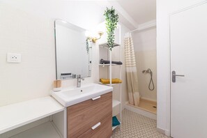 Shower, towels, toilet paper