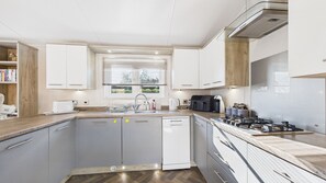 Kühlschrank, Mikrowelle, Ofen, Geschirrspüler