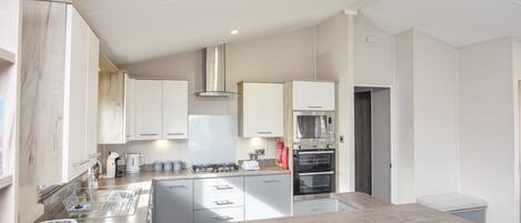 雪櫃、微波爐、焗爐、洗碗機