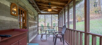 Midge: cozy studio cabin, firepit, perfect for anglers w/wading river access 