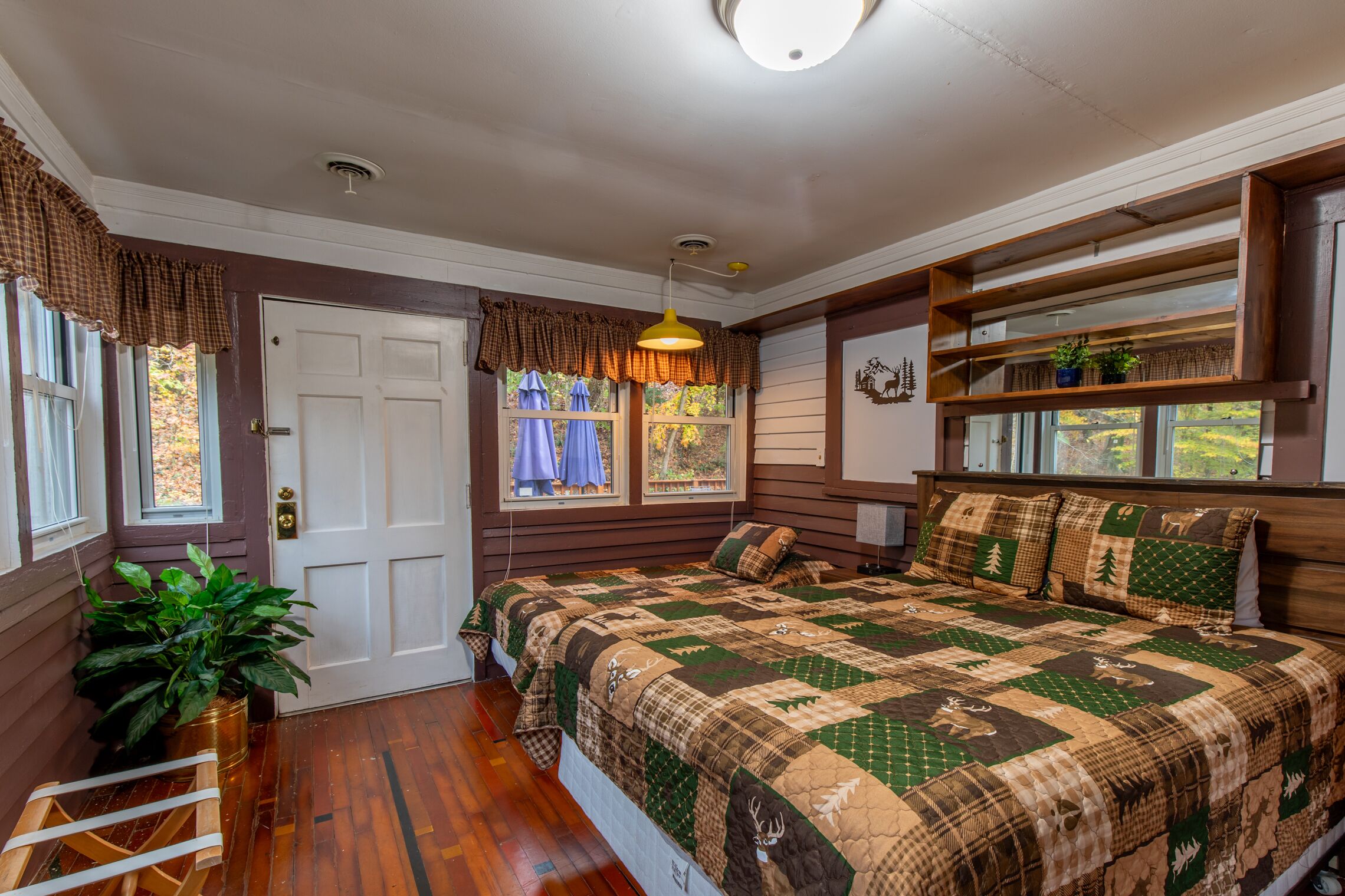 6 bedrooms, desk, iron/ironing board, travel crib