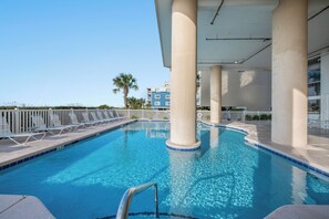 Een binnenzwembad, een buitenzwembad