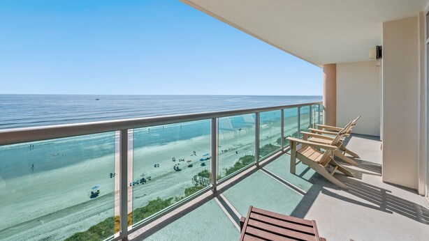 Un balcon offrant une vue dégagée sur la plage et l’océan.