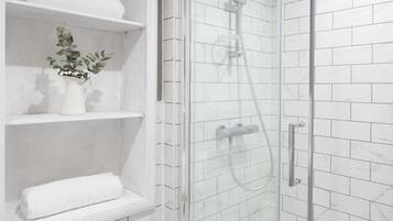 Bañera, secador de pelo, toallas, jabón