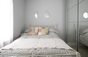 2 chambres, fer et planche à repasser, lit parapluie, Wi-Fi gratuit