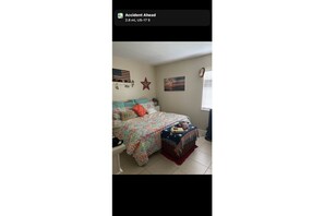 1 habitación, tabla de planchar con plancha, wifi gratis y ropa de cama 