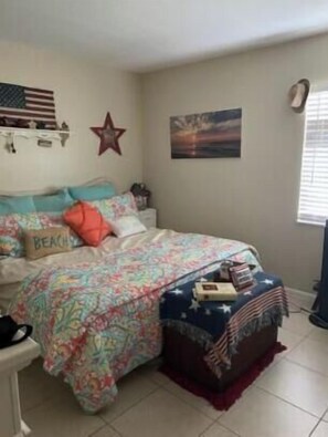 1 bedroom, iron/ironing board, free WiFi, bed sheets - Cozy condo, 4 miles to the beach and only 3 miles to downtown 5th Avenue!!! (Naples)