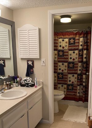 Tina con regadera, secadora de cabello, toallas, jabón 