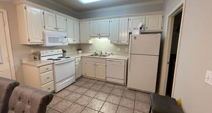 Townhome: 2 Bedrooms, 2.5 Baths, Close to Campus