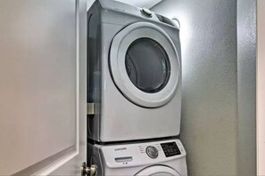 A Samsung washing machine in a corner of a room with a white door and wall. - *Charming 2bed 2 bath 6 mins from IMG* (Bradenton)
