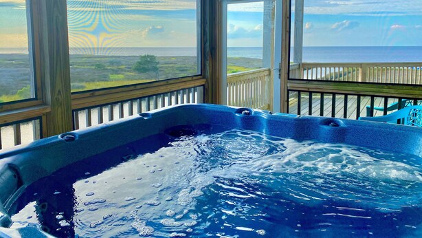 Ein Whirlpool mit Blick auf den Ozean und den Strand.