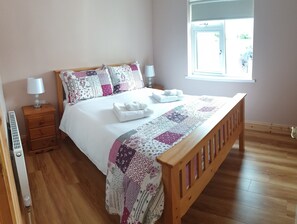 4 bedrooms, iron/ironing board, travel cot, free WiFi - Reed Warbler Cottage, Ballinrobe - central to anything you might want to see/do (Ballinrobe)