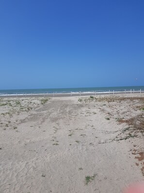 En la playa, sillas reclinables de playa, toallas de playa
