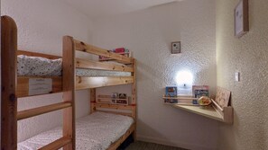 2 Schlafzimmer, Reisekinderbett, kostenloses WLAN, Bettwäsche